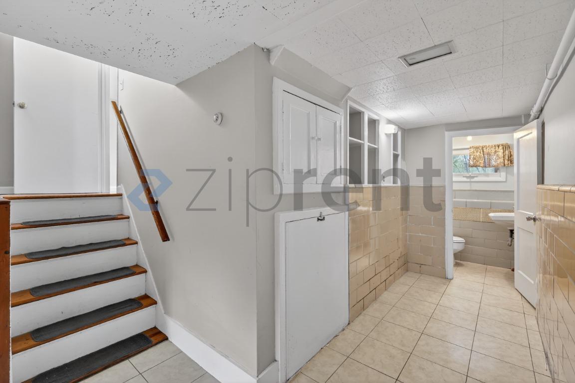 Building Photo - Unit