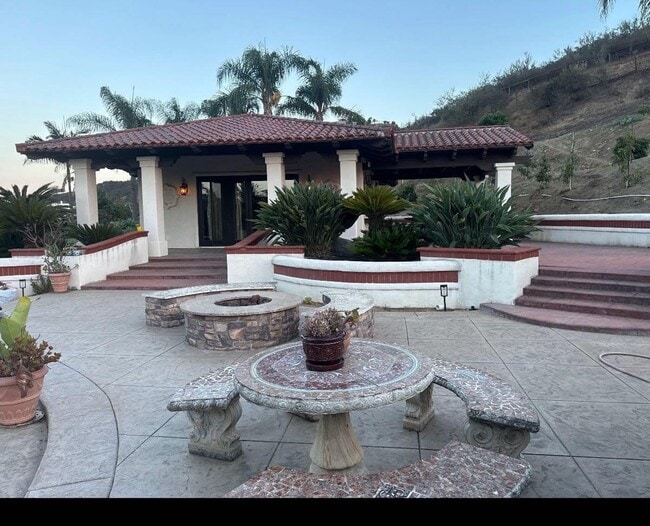 Building Photo - 3026 N Twin Oaks Valley Rd