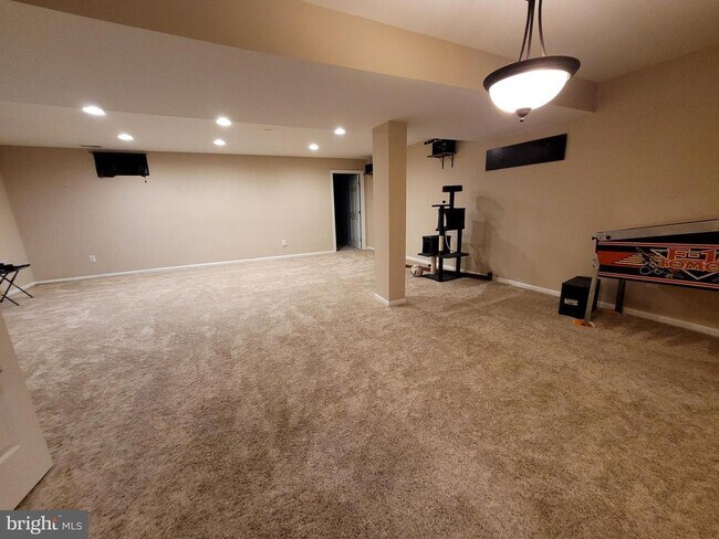 Building Photo - 10 Bridle Ct