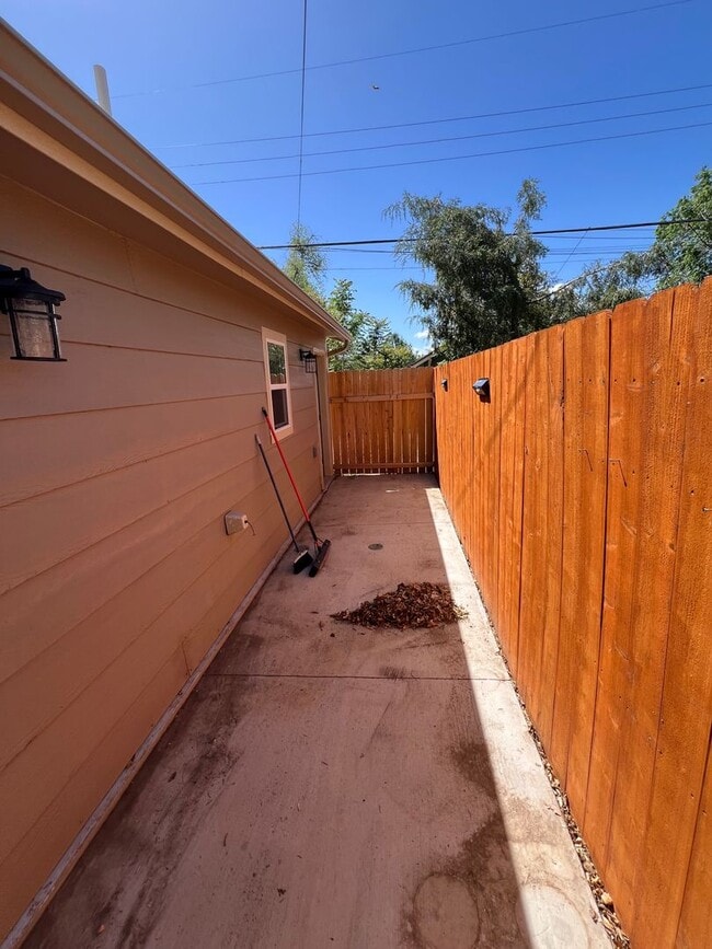 Building Photo - Newly Remodeled 1 Bedroom