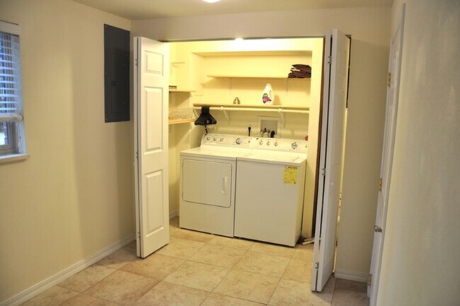 Building Photo - Beautiful 4 Bedroom Split-Level Home with Fenced Yard