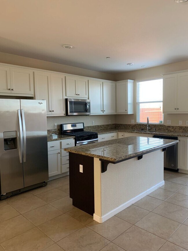 Building Photo - 3 Bedroom 2 Bath
