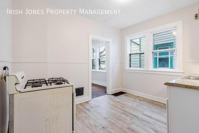 Building Photo - 104 Grote St