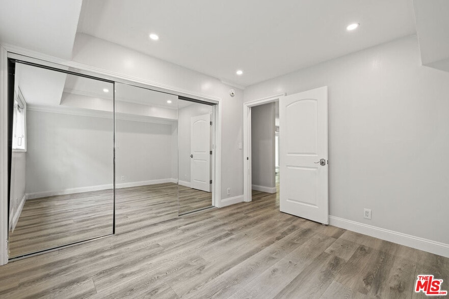 Building Photo - 423 S Rexford Dr