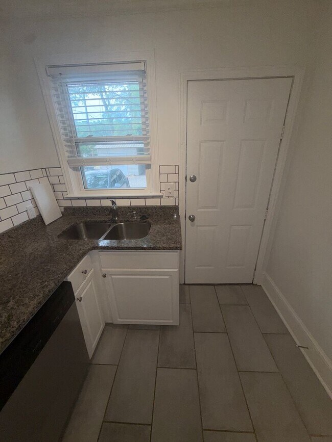 Building Photo - Charming All-Brick 2BR Home with Spacious Yard & Prime Columbia Location