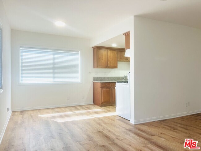 Building Photo - 5263 Riverton Ave