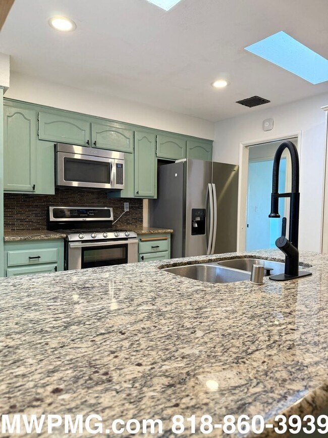 Building Photo - 4Bed 3Bath Woodland Hills home is an absol...