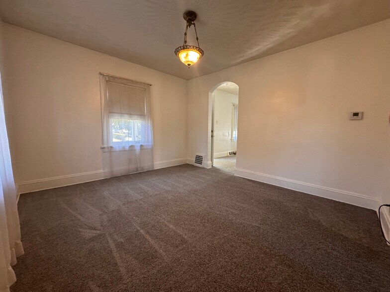 Building Photo - 576 Noah Ave