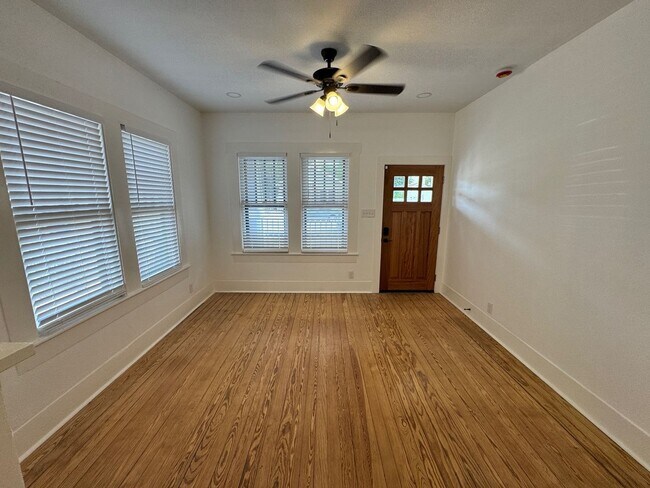 Building Photo - Move-In Ready & Recently Updated 2-Bedroom...