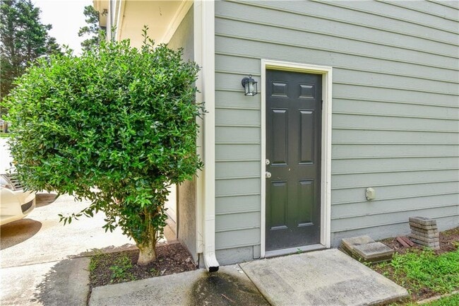 Building Photo - 2582 Candler Way