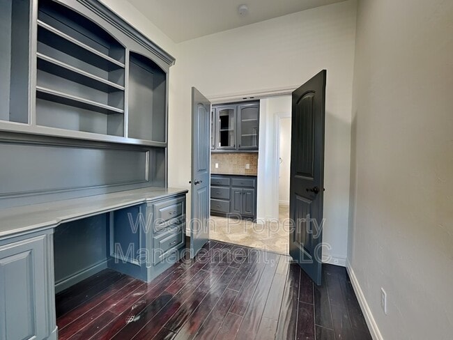 Building Photo - 2008 SE 9th St