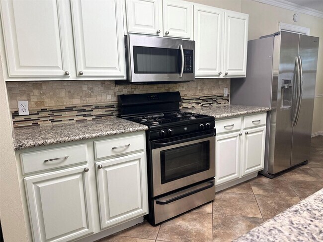 Building Photo - 1126 E Dartmouth Ln