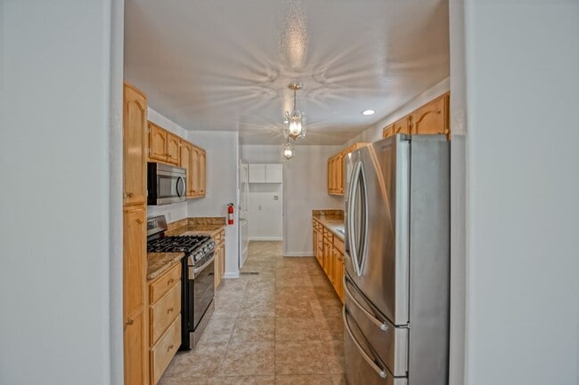 Building Photo - REMODELED, BRIGHT & SPACIOUS, 2-STORY HOME...