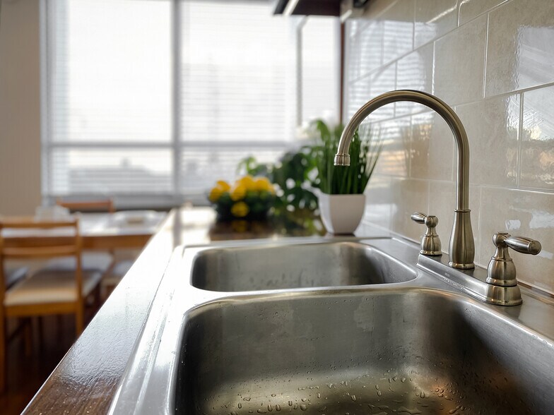 Building Photo - 6171 N Sheridan Rd