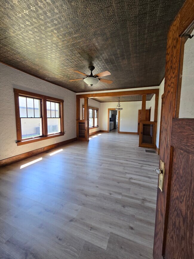 Building Photo - 613 7th Ave