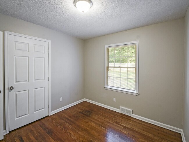 Building Photo - Charming home in north Memphis