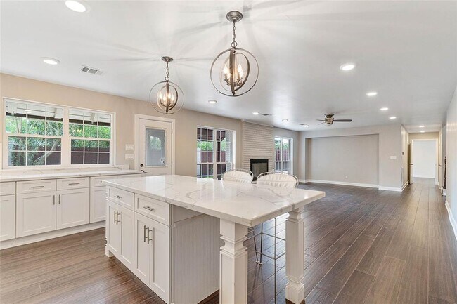 Building Photo - 10602 Riverview Dr