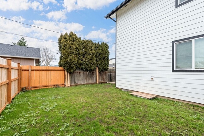 Building Photo - Brand new 3 bedroom 3 full bath townhouse in Thurston! $1,000 OFF YOUR FIRST MONTH'S RENT!