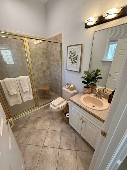 Main Bath Staged - 4965 SW 91st Ter