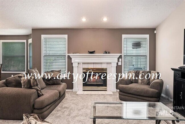 Building Photo - Fantastic 4 bed 2 Bath, 3 Car Garage with ...