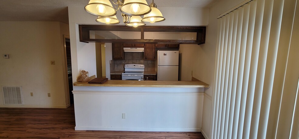 Large bar area between Dining area and Kitchen - 1748 Port Dr