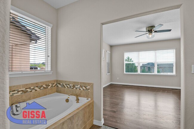 Building Photo - Beautiful home with 5 bedrooms, 4 bathroom...