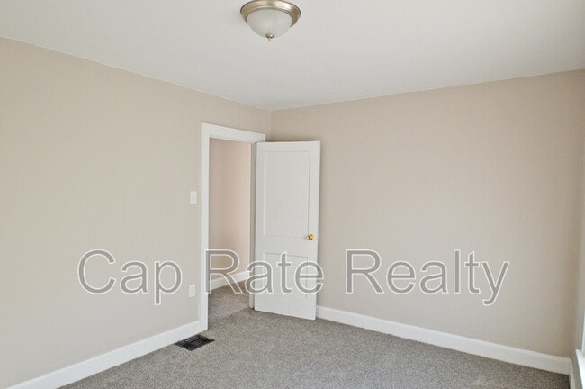 Building Photo - 1111 E 22nd Ave