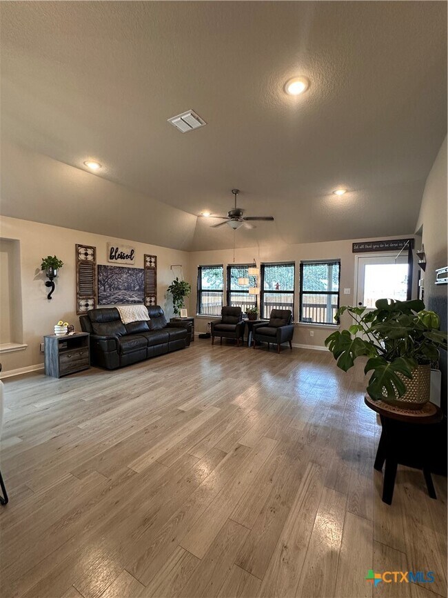 Building Photo - 2929 Greenbriar Rd