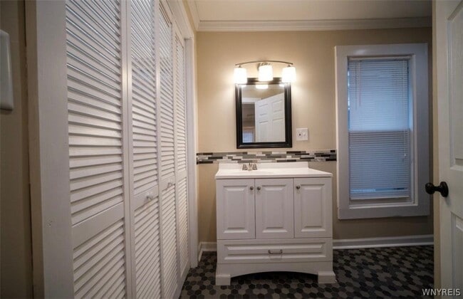 Building Photo - 497 West Ave