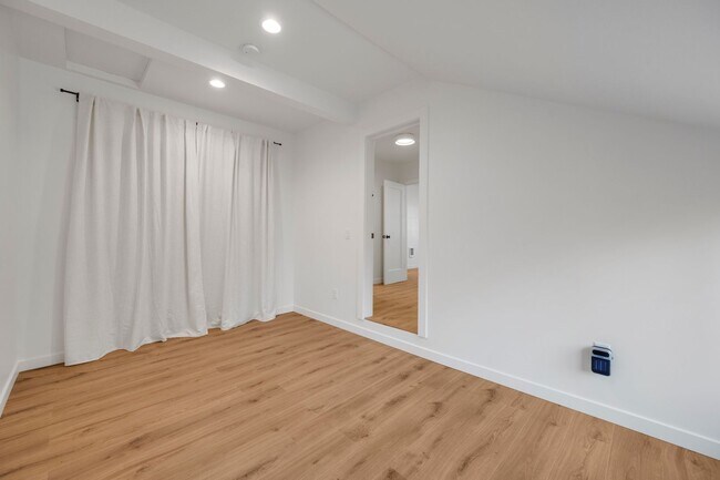 Building Photo - 404-406 SW Elmwood Ave