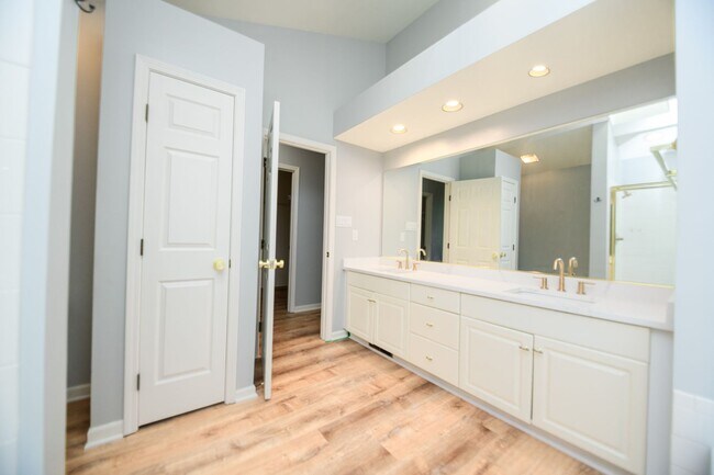 Building Photo - 5 bedroom / 2.5 bathroom Home for Rent in Valparaiso