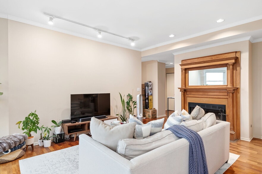 Building Photo - 104 W Oak St