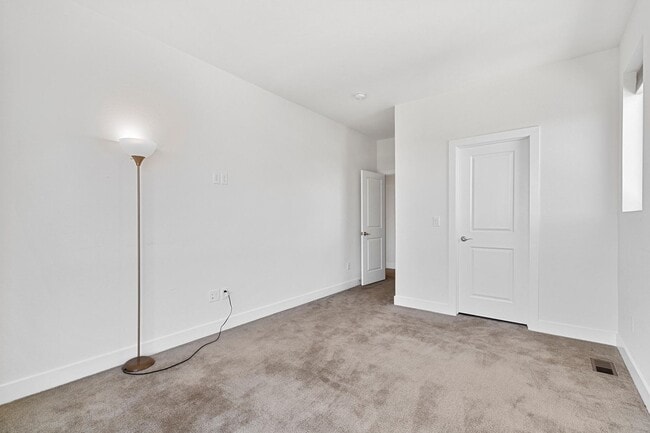 Building Photo - Beautiful 3 Bedroom 2 1/2 Bath Single Family Home