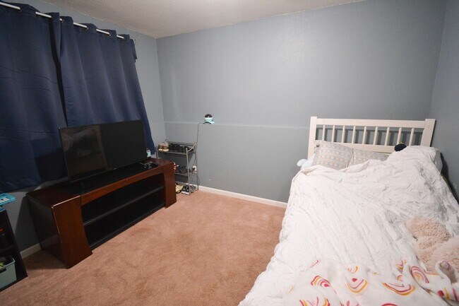 Building Photo - Modern 5-Bedroom Home for Rent in Rochester MN with Garage & Fenced Yard