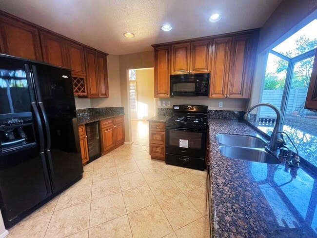 Building Photo - Charming Tustin Haven Available in October!