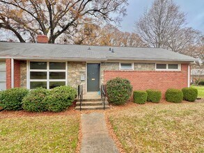 Building Photo - 3 BED CONDO IN PERFECT LOCATION!