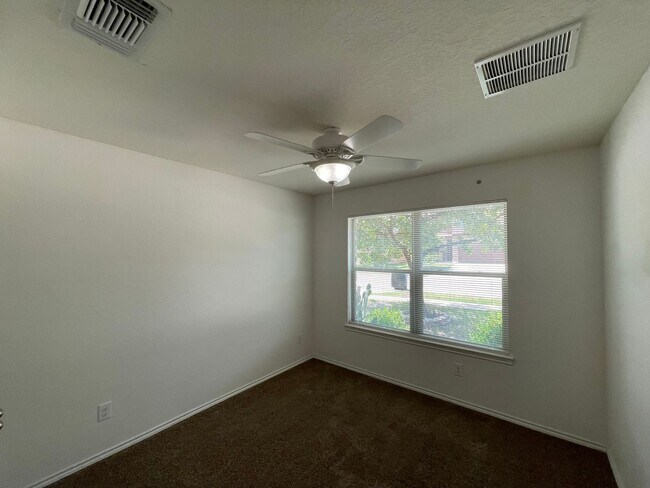 Building Photo - Beautiful 3 bedroom/2 bath in Legend Point!
