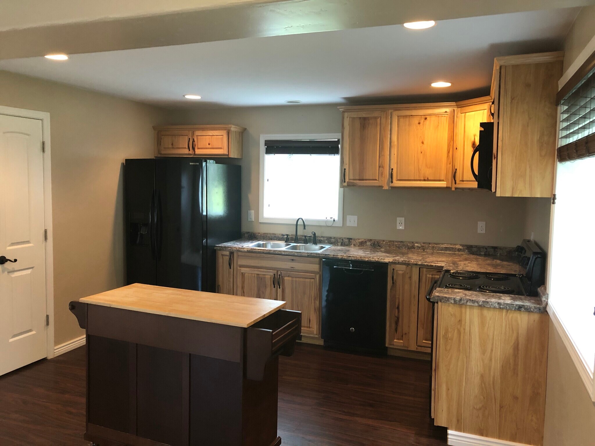 Kitchen with full size appliances - 202 Farview Dr