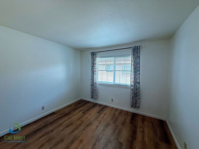 Building Photo - $2795 - 2 Bed/1 Bath Townhome in North San Jose-Near Lightrail