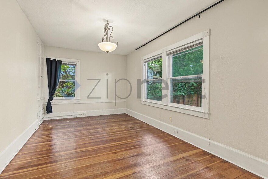 Building Photo - Unit A