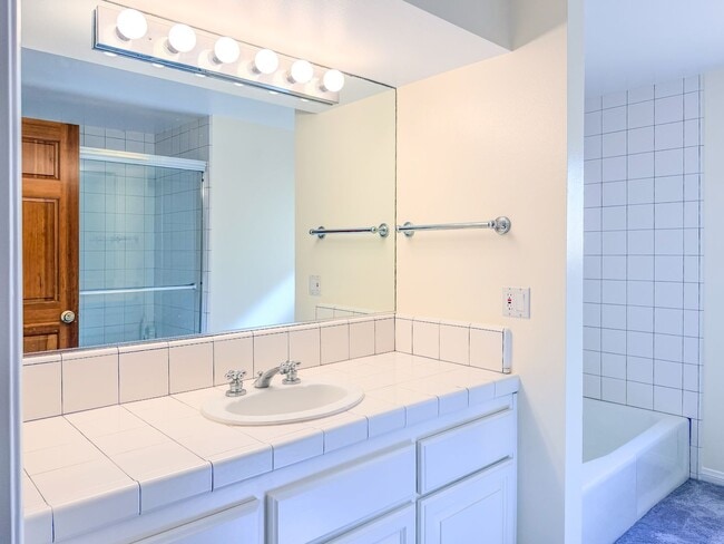 Building Photo - 3637 Ocean Dr