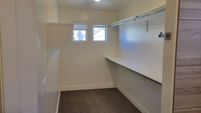 Building Photo - 4 bed | 2 1/2 bath | 2 car garage in Deser...