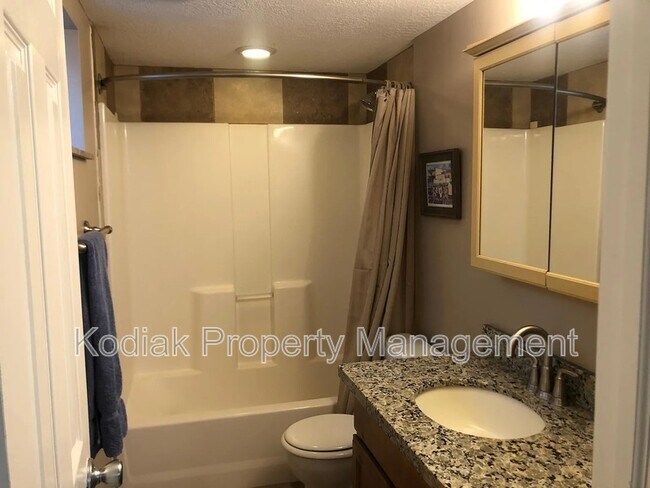 Building Photo - 3397 Eastwood Dr