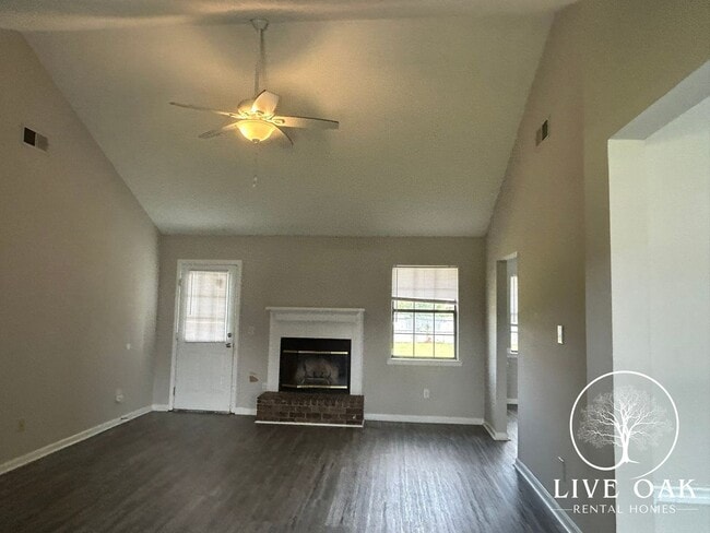 Building Photo - MOVE IN SPECIAL: $500 OFF 1ST MONTH'S RENT!**
