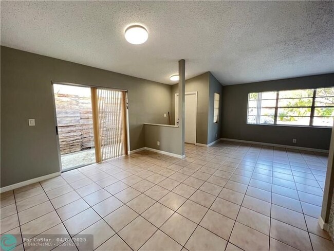 Building Photo - 353 SW 35th Ave