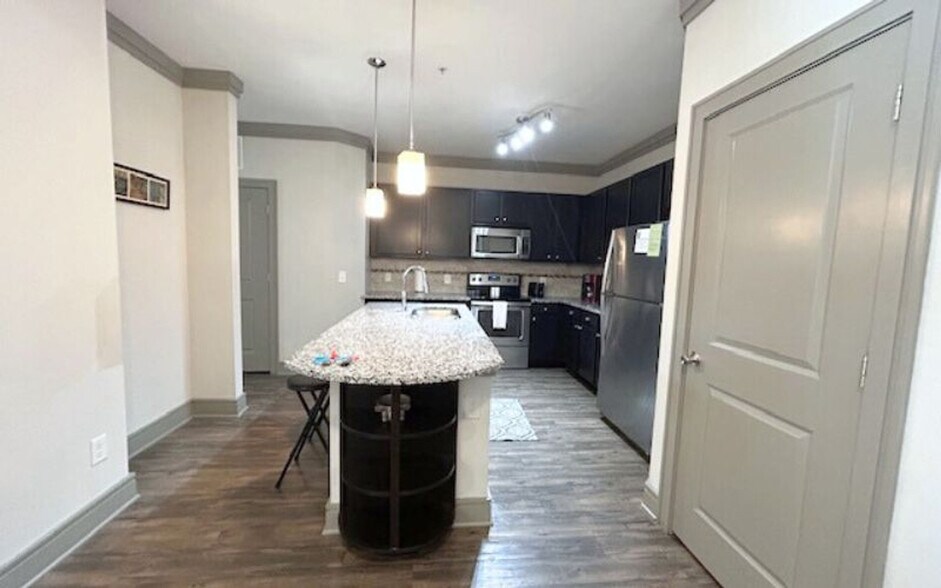 Building Photo - 900 Venue Wy