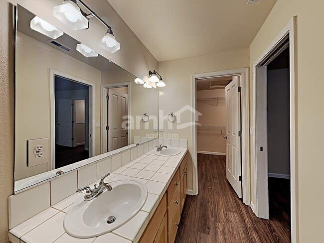 Building Photo - 1628 NE 10th Pl