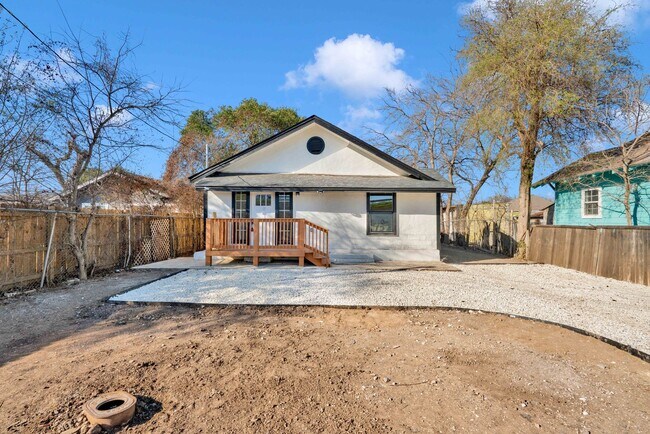 Building Photo - Updated Urban Retreat in the Heart of San Antonio