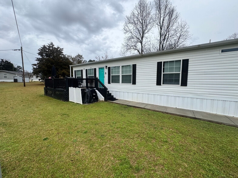 Building Photo - Room in House on Robin Ln