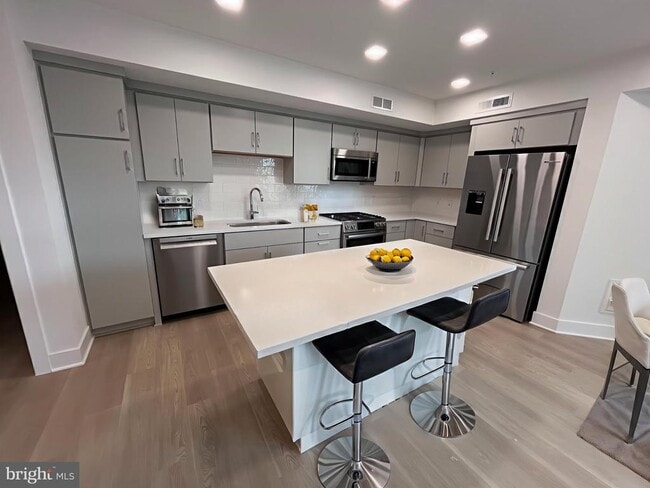 Building Photo - 701 N Henry St